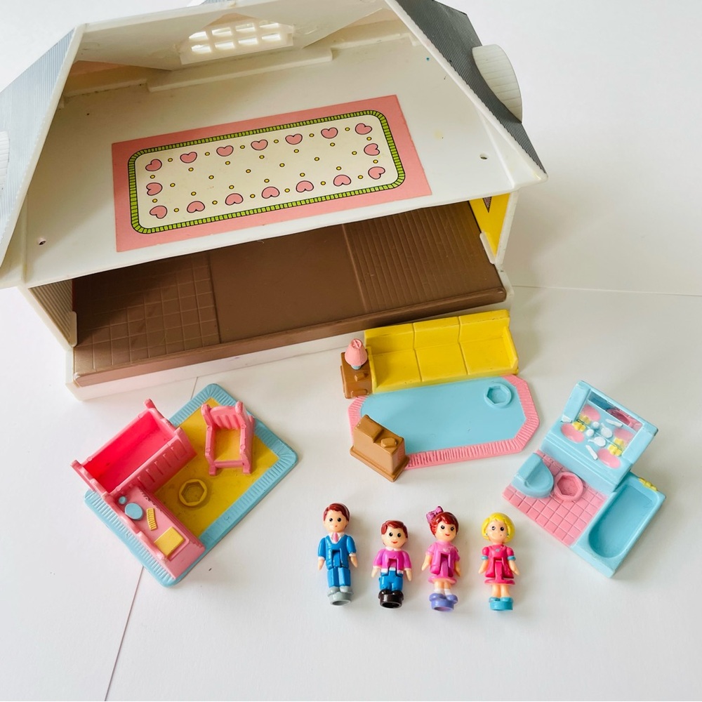 VTG 1994 Lewis Galoob Toys Small Dollhouse with Furniture + Family Polly Pocket